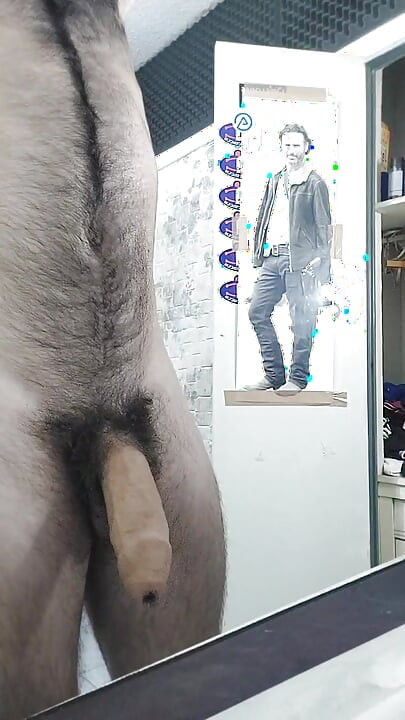 Pamer tubuh berbuluku selama 10 menit, pantat, penis, dada dan perutku