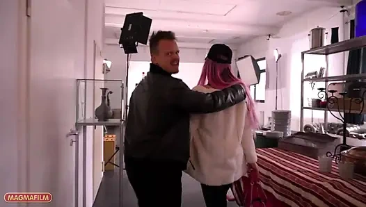 Rambut panjang warna-warni dan bibir tebal gila