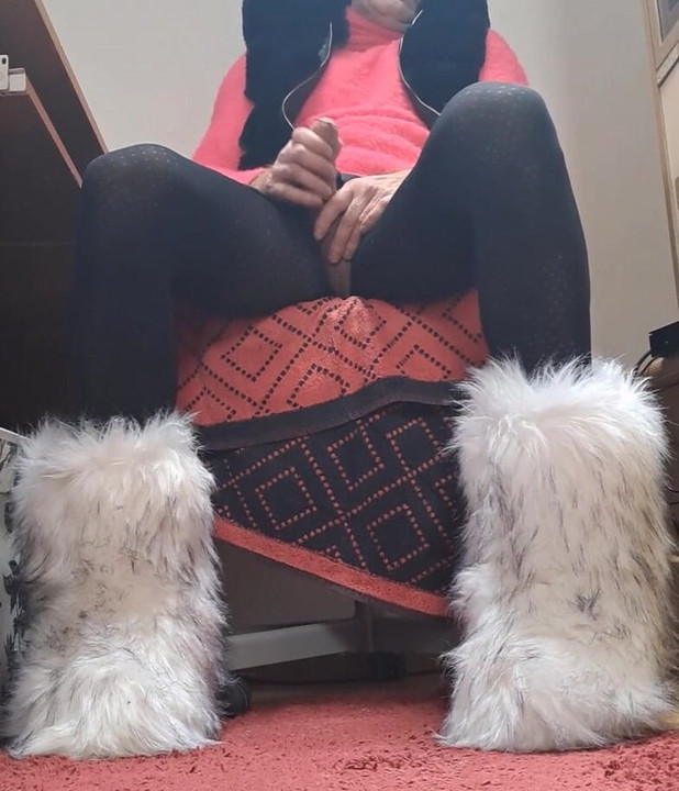 Orgasm in fur boots