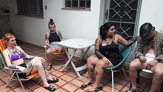 Chubby Rief Ihre Freunde Für Einen Nachmittag Mit Drinks Und Sex an, Und Ihr Invalider Ehemann Sah Alles an, Ohne Zu Reagieren