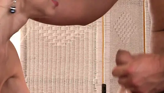 Massive titten-blondine liebt es, heißen sex auf dem bett zu haben