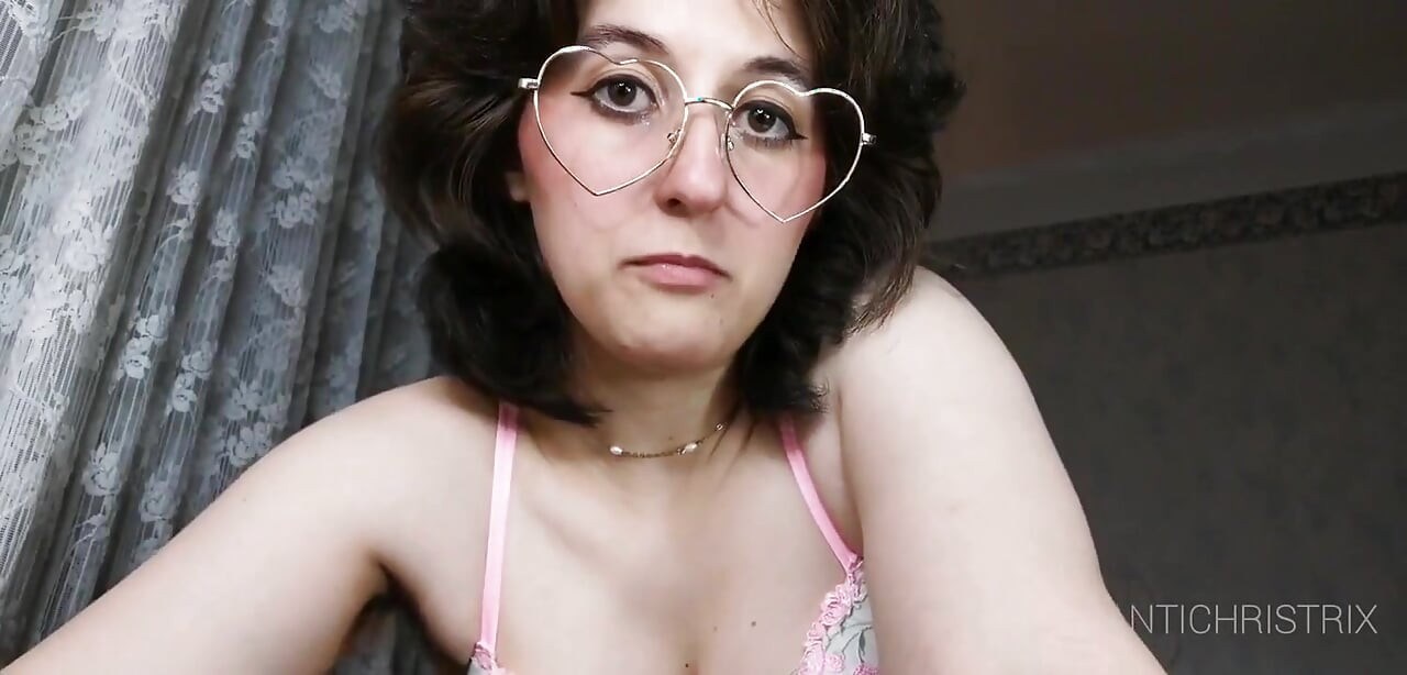Üstsüz üvey anne kıllı koltuk altı için mastürbasyon yapmayı söylüyor