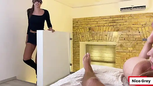 Двойной минет за кулисами во время фотосессии в нижнем белье с юными моделями в любительском видео от первого лица