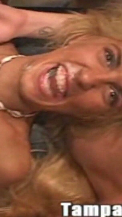 2 blondines spermaruilen van ggcunts die pik van oudere perverse op sekstafel op een hoerenfeestje neuken | Clip 3