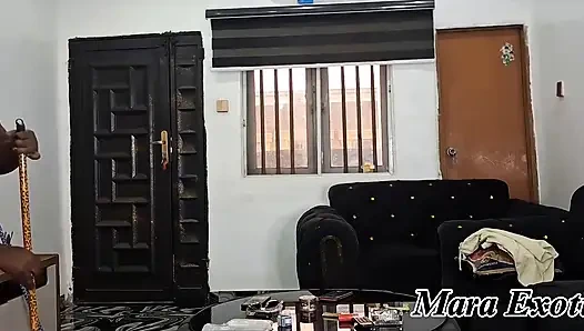 Şişman götlü zenci orta yaşlı seksi kadın çıplak temizliyor