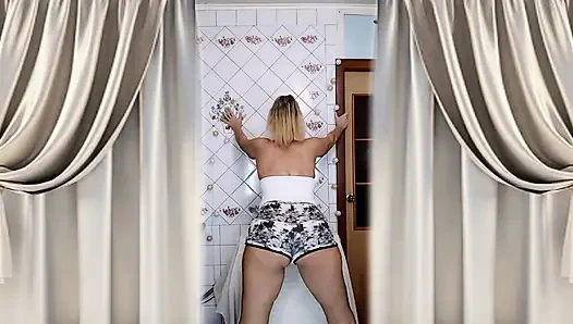 Housewife Lukerya warms up in the kitchen and flirts playfully on webcam.