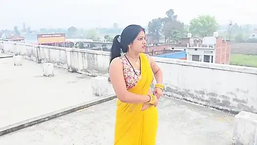 Tetangga melihat Komal mengobelnya, meraih tanahnya dan menariknya ke bawah, lalu kencing di atasnya