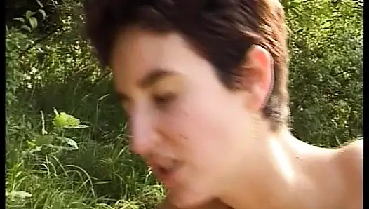 Даму из Германии трахнули на улице в любительском видео