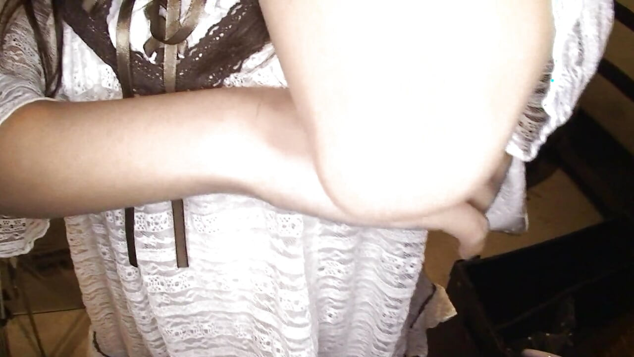 Η γκόμενα τρώει χύσια στάζοντας από το μουνί μετά από ένα σκληρό γαμήσι και αυνανισμό με δονητές