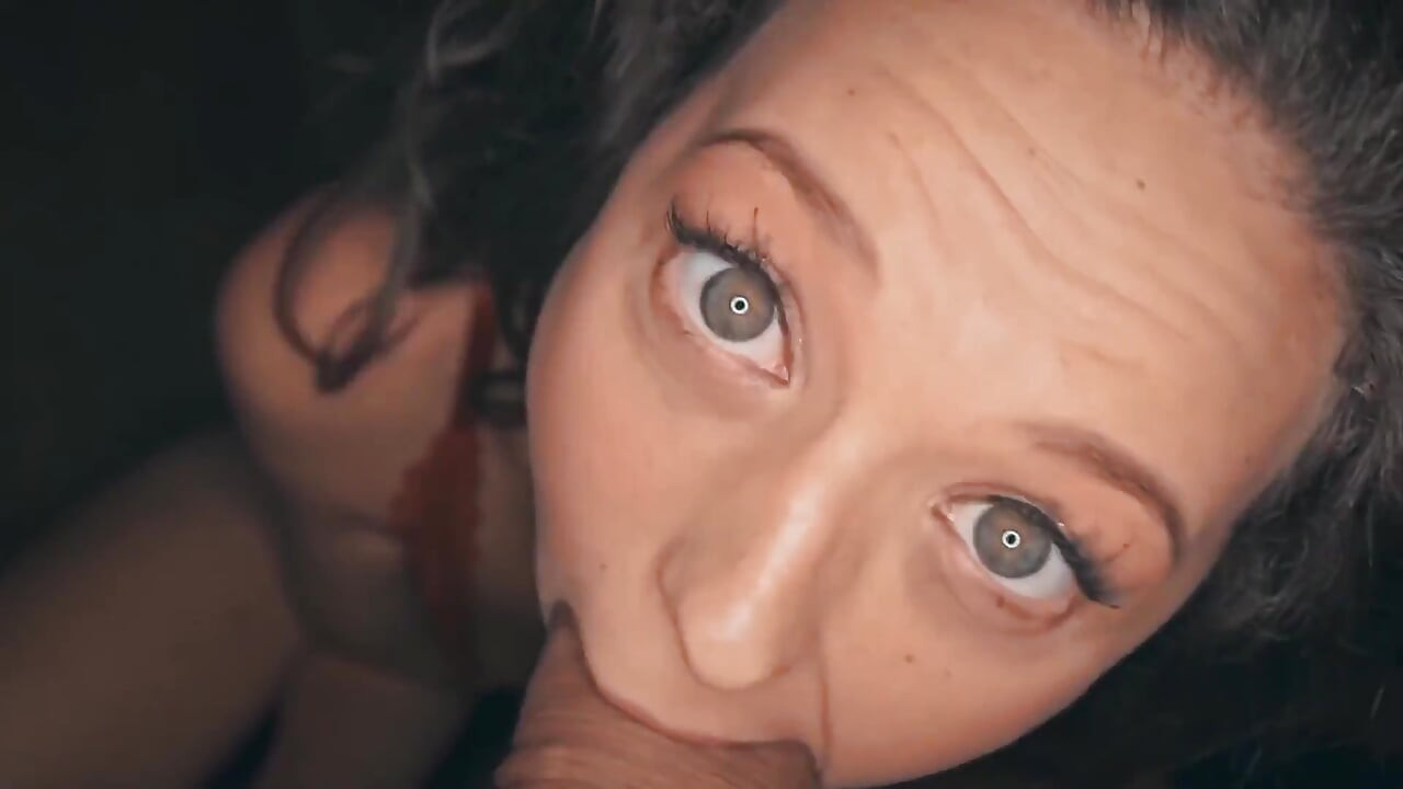 Devatenáctiletá dívka s nejžhavější kundičkou je šukána obrovským penisem