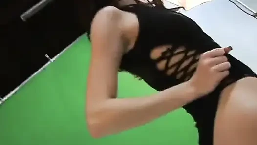 Şehvetli kızıl saçlı dildoyla mastürbasyon yapmayı seviyor