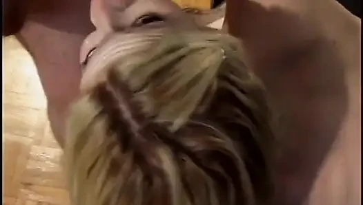Utangaç çıplak genç kız yetişkin filmi için seçmeler yapıyor, emiyor ve sikişiyor