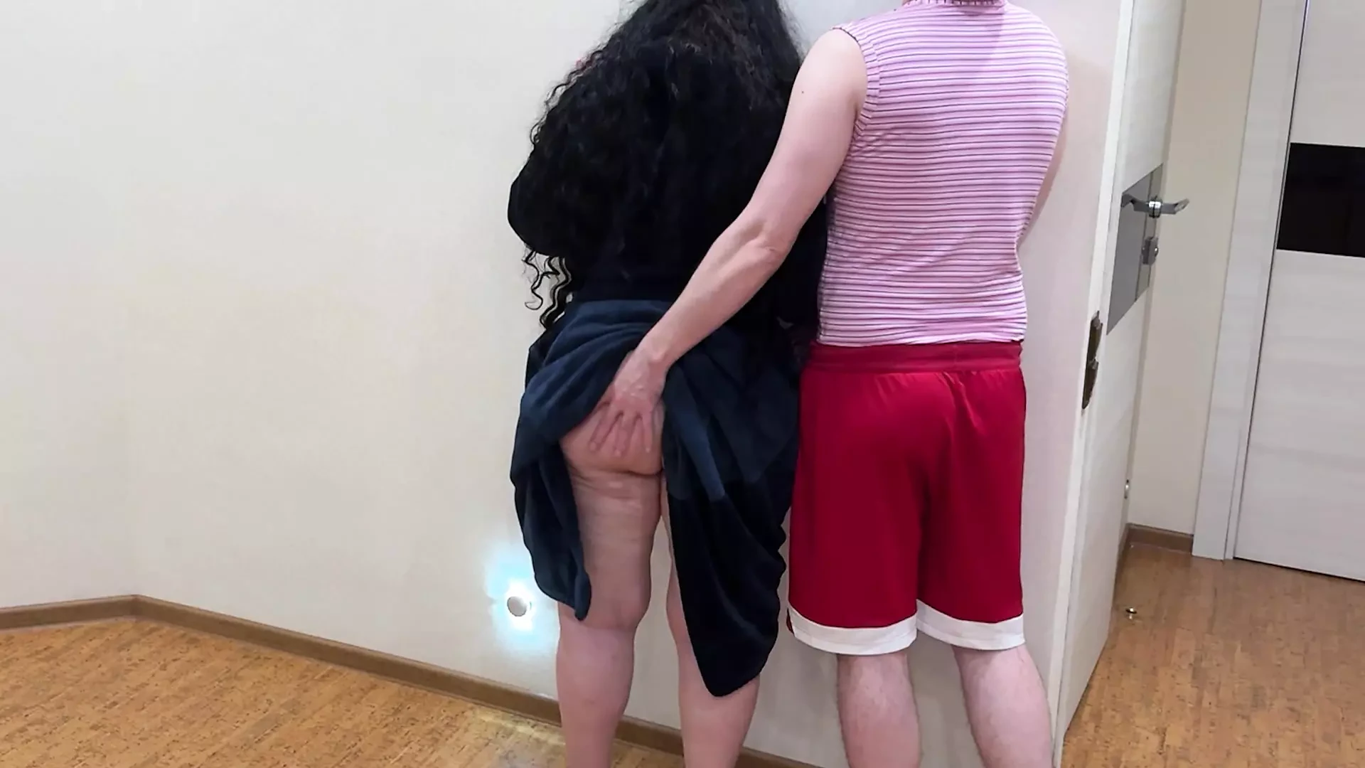 Una vecchia con forme formose è timida quando chiede sesso