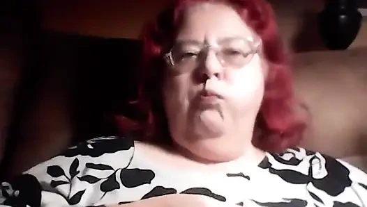 Живая кам-модель поедает банан, медсестра Вики