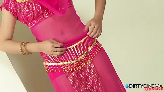 Тайская танцовщица живота раздевается для хардкорного анального траха