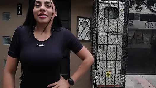 Ich erfülle meine Wette durch einen Verkäufer von jungfräulicher Empanada