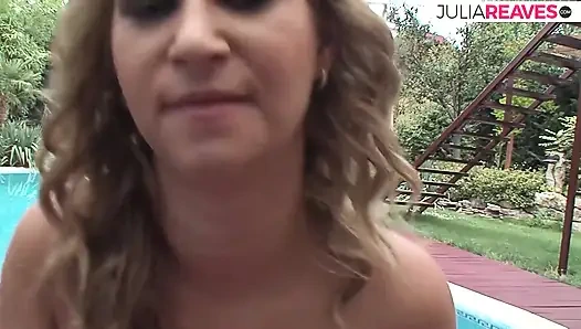 Sarışın orta yaşlı seksi kadın büyük bir yarağa binerken amına boşalmak için inliyor