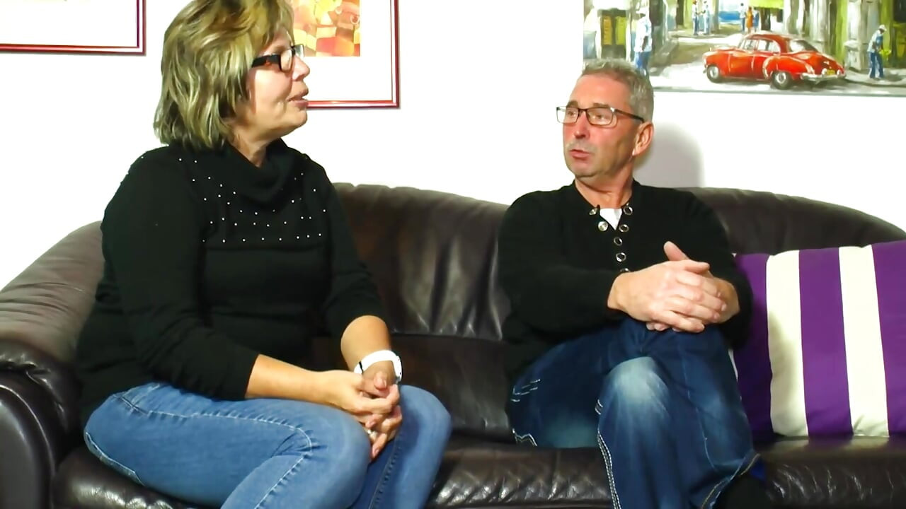 Rijp stel grote pik zuigen poesje neuken in achtervolging positie