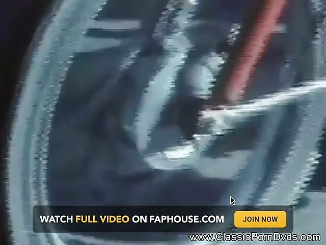 Puta peluda está jugando con su coño mojado
