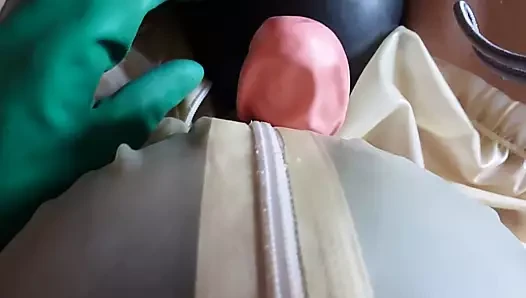 Gummiboy masturbiert im Gummibody mit Ballons