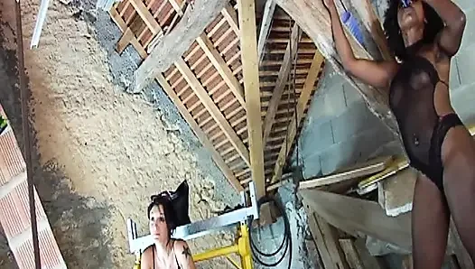 Fransız sürtük açık havada gösteride sikiliyor