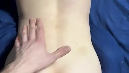 Teen Pink bekommt einen Sperma-Shot. Gespritzt auf das.