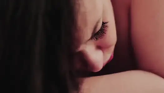 Агата Людовино — озорная BBW, которая любит сосать мне член.