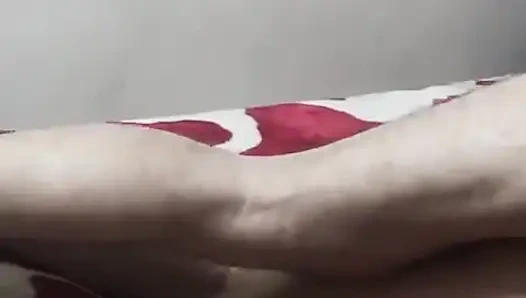 Die Worte der schlampe irritieren, während sie aus ihrem arsch schreit. Höre ihre orale