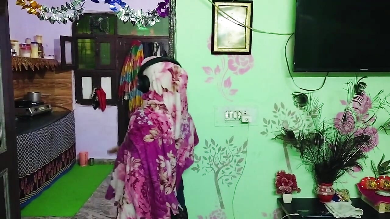 Pieprzę moją indyjską Desi Mausi, podczas gdy nikogo nie ma w domu