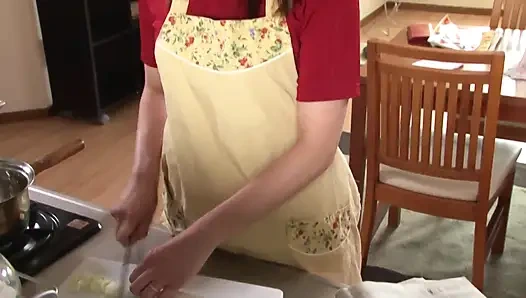 Ehemann befriedigt ihre bedürfnisse nicht, also wird sie zu essen-masturbation