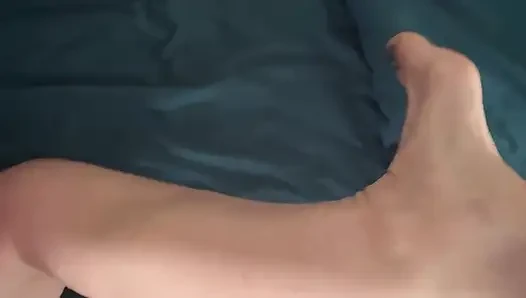Bonemaiden lagi asik muasin memeknya pakai mainan seks cici dan dientot kontol pelan-pelan
