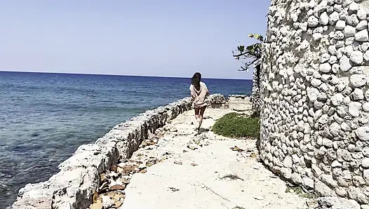 Sapık Monika Fox, Ocean Ocean'daki harabelerin arka planında büyük bir dildoyla deliklerini parçalıyor