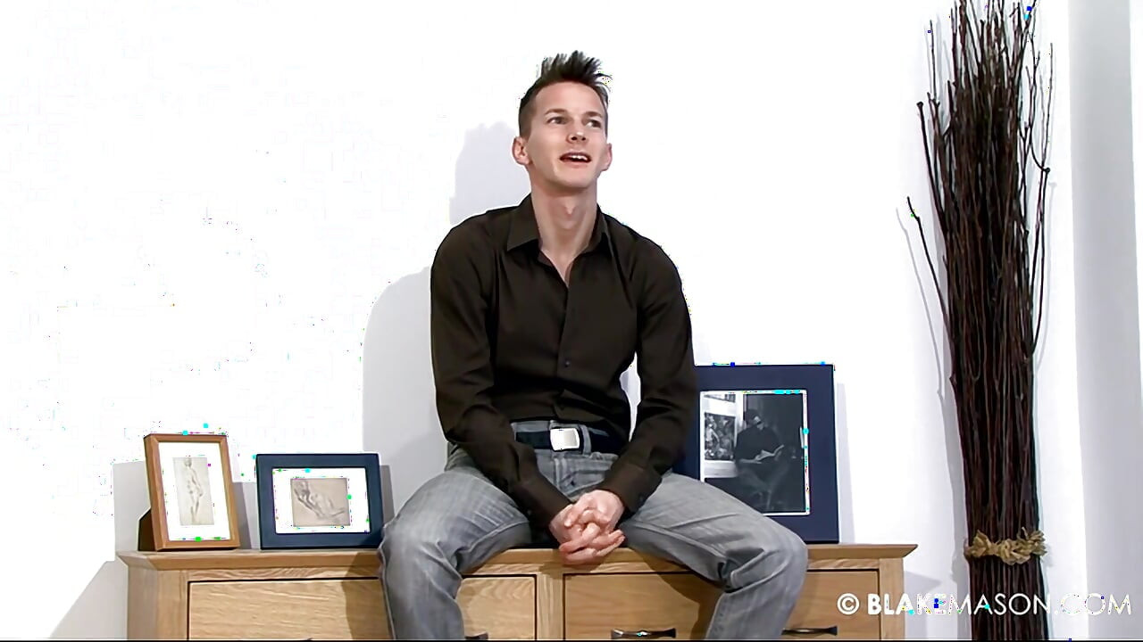 Hungarian Hunk Darius Delivers a Great Wank!