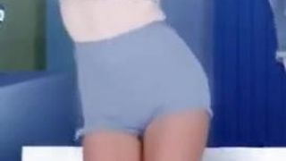Laten we allemaal Mina en haar sexy en mooie benen aanbidden