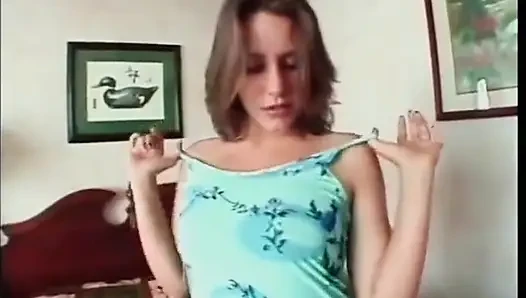 Брюнетку жестко укололи на ее кровати