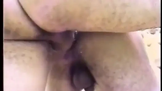 Загоревший ебарь засадил в задницу другой мужик после того, как их подруги сбили пыль со старого Sombrero