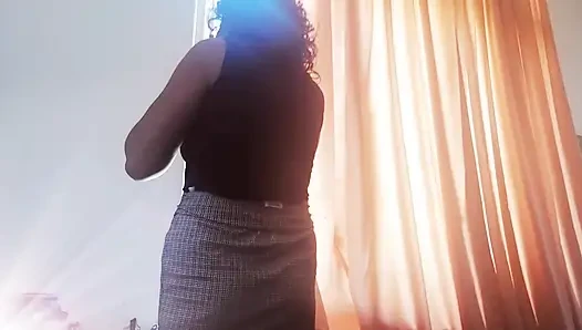 Desi tina berkemah di rumah saat bekerja