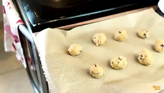 Pertunjukan bugil sambil masak - chocolate chip cookies