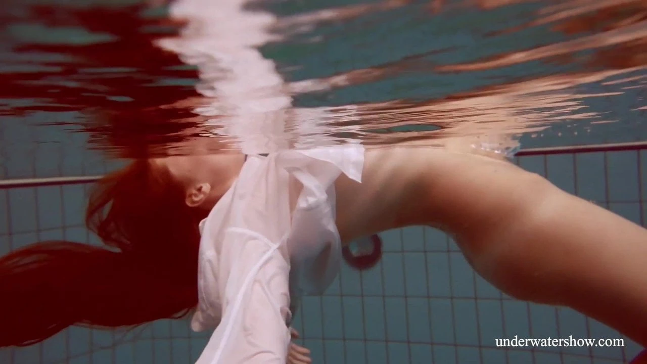 Deuxième sous l'eau nue