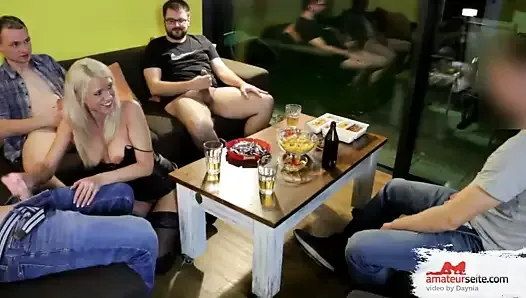 Hobbyhure im Gangbang Rausch SpermaFickfest auf JGA