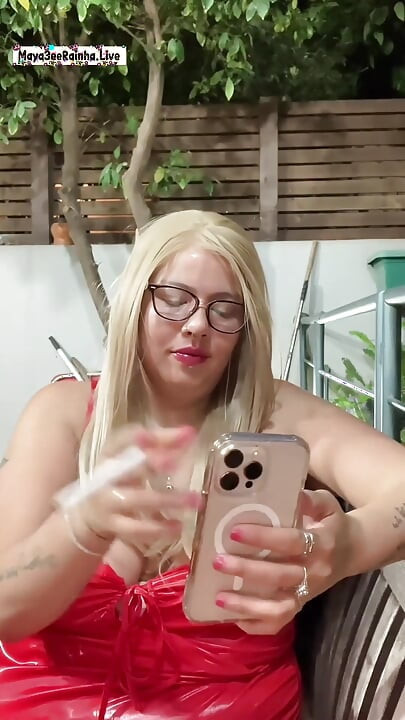 Reaksi pertama dewi MILF montel Brazil miang untuk gambar batang rakan sebilik