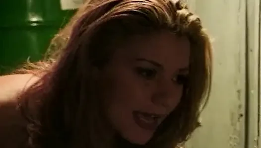Verführerisches blondes schätzchen fickt geile wache bis zu einem abspritzen ins gesicht