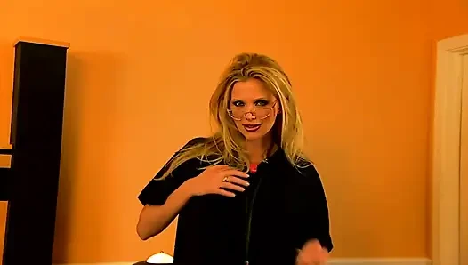 Sexy looking MILF feels very horny