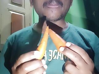 Fodendo com brinquedos veg cenoura e oleada