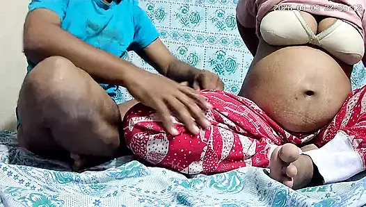 Индийский доктор и медсестра занимается сексом в деревенской домохозяйке