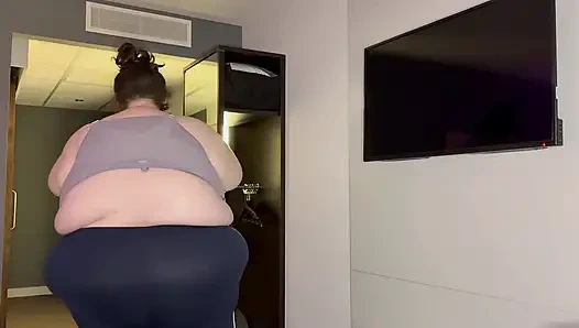 Толстушка-толстушка не могла дождаться, чтобы раздеться