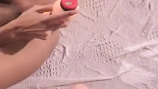 Красивая чернокожая крошка играет с несколькими игрушками