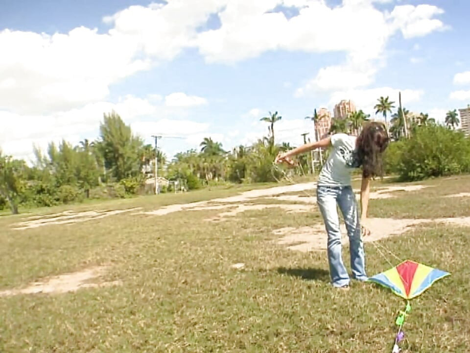 Morena dedos rubia en un trío al aire libre