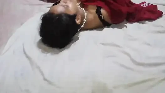 Gerçek hizmetçi sutyensiz beni baştan çıkarıyor ve ağzına sokuyor