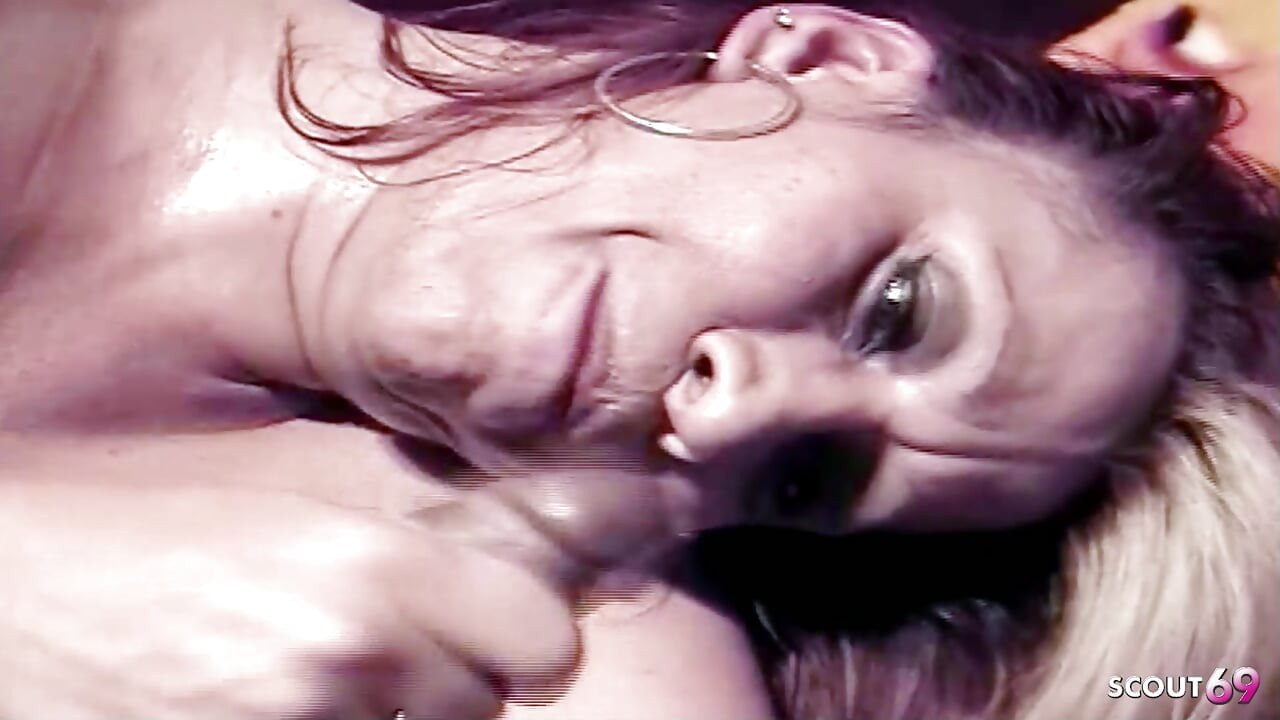 Büyük zenci yarağı ırklararası bir karşılaşmada ilk kez bir travestiyi sikiyor